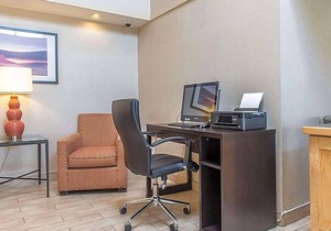 2-Star Hotel ∙ Comfort Inn Kingston Highway 401