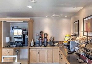 2-Star Hotel ∙ Comfort Inn Kingston Highway 401