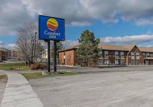 2-Star Hotel ∙ Comfort Inn Kingston Highway 401