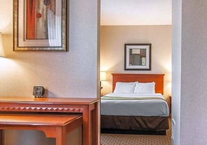 2-Star Hotel ∙ Comfort Suites Redmond Airport