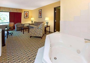 2-Star Hotel ∙ Days Inn & Suites by Wyndham Madison Heights MI
