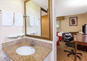 2-Star Hotel ∙ Days Inn & Suites by Wyndham Madison Heights MI