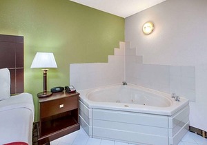 2-Star Hotel ∙ Days Inn & Suites by Wyndham Madison Heights MI