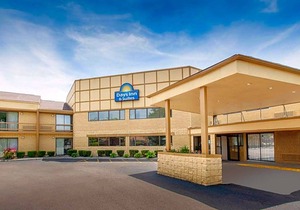 2-Star Hotel ∙ Days Inn & Suites by Wyndham Madison Heights MI