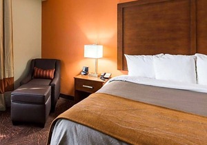 2-Star Hotel ∙ Econo Lodge Inn & Suites East