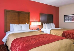 2-Star Hotel ∙ Econo Lodge Inn & Suites East