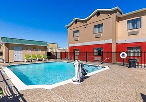 2-Star Hotel ∙ Econo Lodge Inn & Suites East