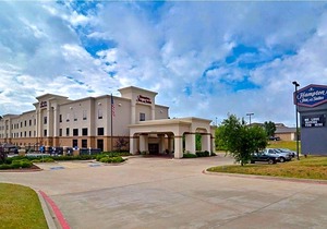 2-Star Hotel ∙ Hampton Inn & Suites Nacogdoches