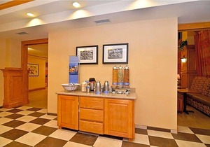 2-Star Hotel ∙ Hampton Inn & Suites Nacogdoches