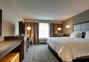 2-Star Hotel ∙ Hampton Inn-Pawtucket, RI