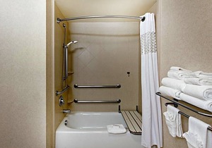 2-Star Hotel ∙ Hampton Inn & Suites Oakland Airport-Alameda