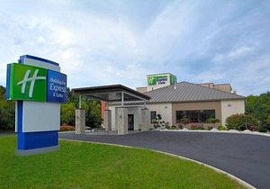 2-Star Hotel ∙ Holiday Inn Express & Suites Waterville - North, an IHG Hotel