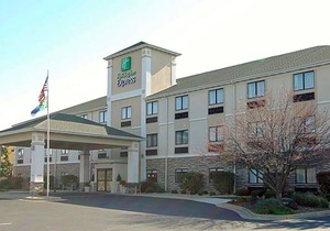 2-Star Hotel ∙ Holiday Inn Express Marshall, an IHG Hotel