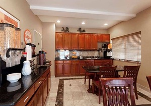 2-Star Hotel ∙ Howard Johnson Hotel & Suites by Wyndham Pico Rivera