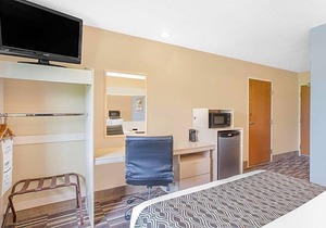 2-Star Hotel ∙ Microtel Inn and Suites Clear Lake