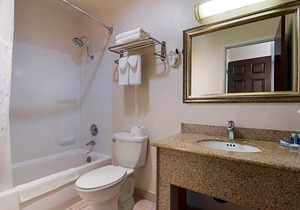 2-Star Hotel ∙ Rodeway Inn & Suites Hwy 217 & 26 W