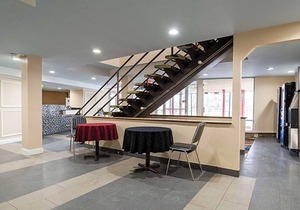 2-Star Hotel ∙ Rodeway Inn Syracuse