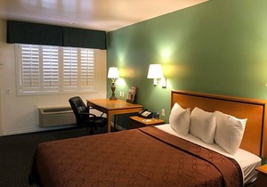 2-Star Hotel ∙ Travelodge by Wyndham San Diego Downtown Convention Center
