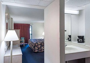 2-Star Hotel ∙ Econo Lodge Inn & Suites - Rehoboth Beach