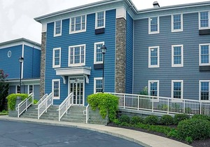 2-Star Hotel ∙ Comfort Suites Chincoteague Island Bayfront Resort