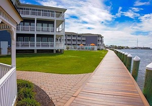 2-Star Hotel ∙ Comfort Suites Chincoteague Island Bayfront Resort