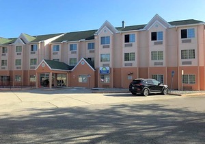 2-Star Hotel ∙ Days Inn & Suites by Wyndham Tampa/Raymond James Stadium