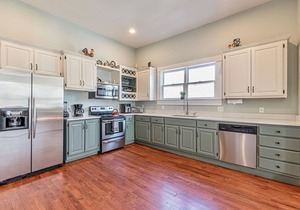 2 Story Large Apartment | 5 min to Downtown