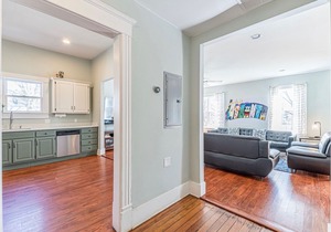 2 Story Large Apartment | 5 min to Downtown