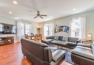 2 Story Large Apartment | 5 min to Downtown