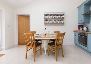 2 Suffolk Cottage - sleeps 4 guests in 2 bedrooms