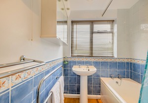 2 The Homestead - Three Bedroom House, Sleeps 6