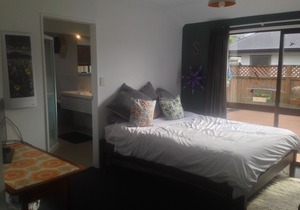 2 xDouble bedrooms in Matua, own bathroom, kitchenette. 2 sunny decks and Spa