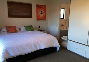 2 xDouble bedrooms in Matua, own bathroom, kitchenette. 2 sunny decks and Spa