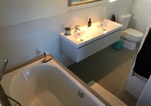 2 xDouble bedrooms in Matua, own bathroom, kitchenette. 2 sunny decks and Spa