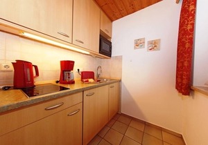 (2) Zwei-Raum-Ferienwohnung 42qm, 2-4 Personen, Dusche/WC, Wohn-Schlafraum + Extra Schlafzimmer, Küche, großer Balkon