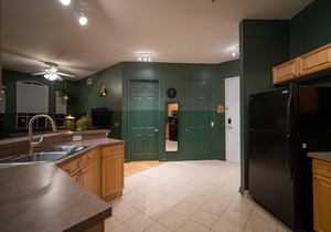 20 minutes to the theme park! Family- sized condo with private patio