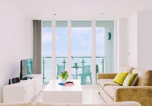 21 Rocklands- Fabulous sea views over Tolcarne Beach from private balcony, secure parking