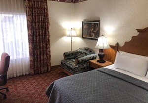 211 POOL IS OPEN! ZERMATT RESORT KING SUITE!