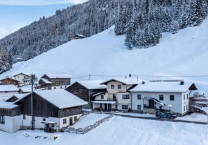 213 m² Apartment ∙ 8 bedrooms ∙ 20 guests