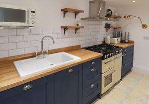 22 HALLGARTH, family friendly, character holiday cottage in Pickering