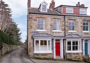 22 HALLGARTH, family friendly, character holiday cottage in Pickering