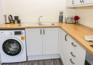 24 BAXTERGATE, family friendly, character holiday cottage in Whitby