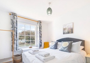 24 Passage Street - Two Bedroom House, Sleeps 4