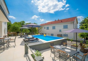 250 m² Accommodation ∙ 4 bedrooms ∙ 10 guests