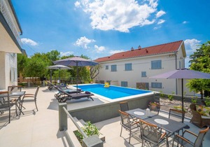 250 m² House ∙ 4 bedrooms ∙ 10 guests