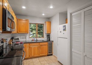 252 McCloud Upper level unit