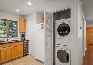 252 McCloud Upper level unit
