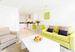 28 Rocklands-Modern apartment with fabulous views over Tolcarne beach, town location, secure parking