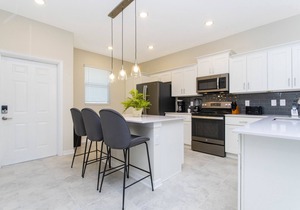 2bd/2ba Brand new lake-view condo close to Disney
