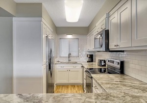 2bd/2ba Condo Ocean views from every room walk in shower FREE BEACH CHAIRS